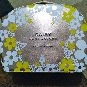 Marc Jacobs "Daisy" with Authentication tag.